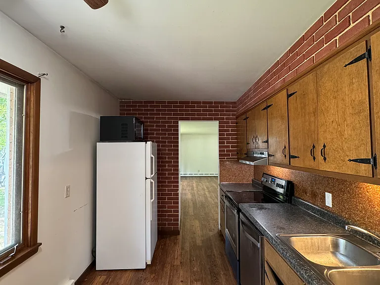 1512 Birch Ave — Photo 3