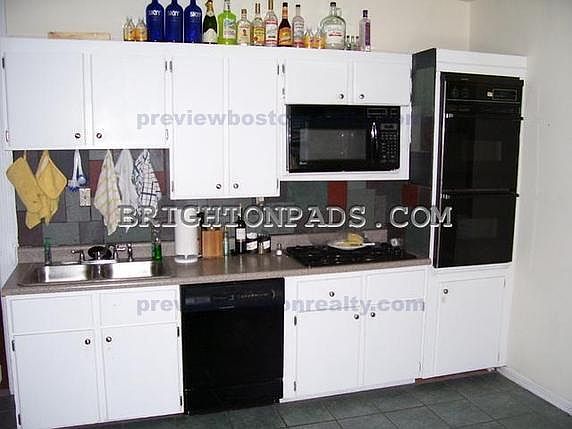 2nd image of 141 Chiswick Rd APT 4