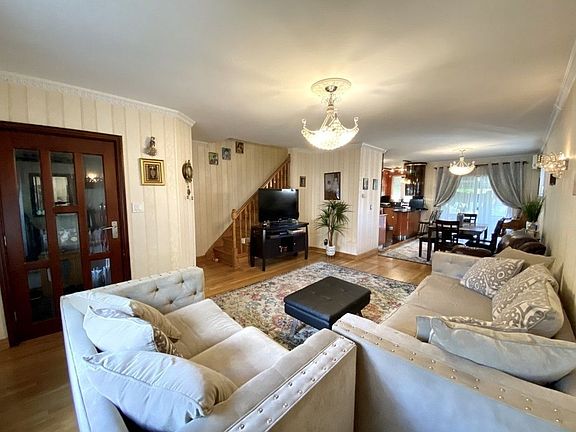 3rd image of 13929 Pershing Cres