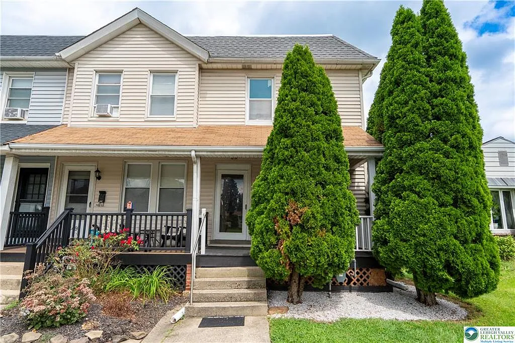 2 bed, 1.0 bath, 1044 sqft, $2,200 — Photo 1