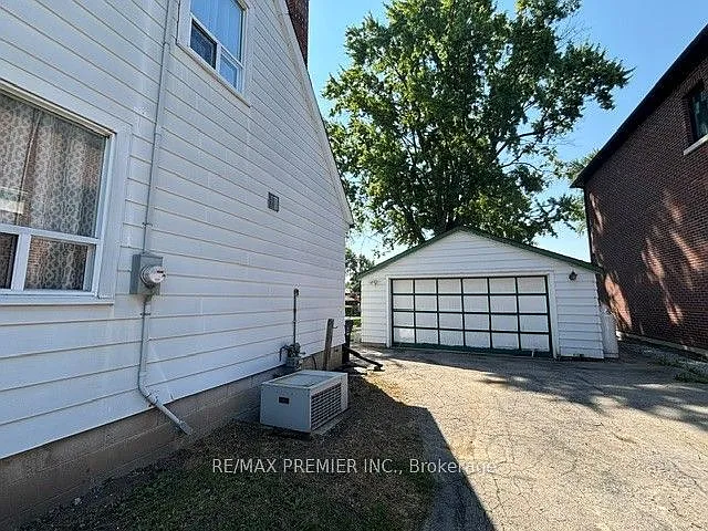 21 Aura Lea Blvd — Photo 3