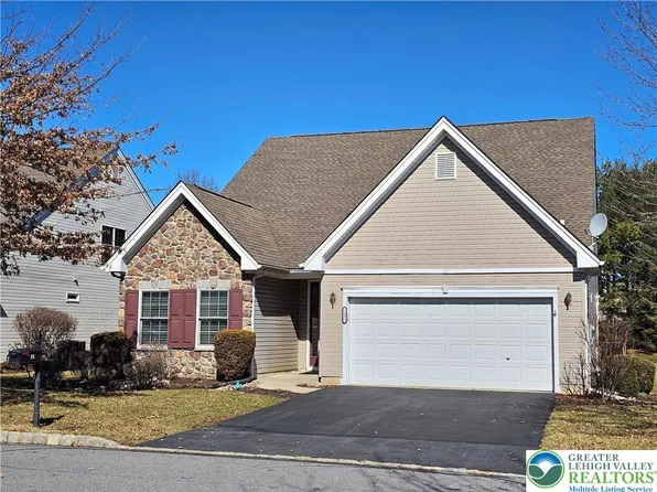 35 Inverness Ln, Easton, PA 18045