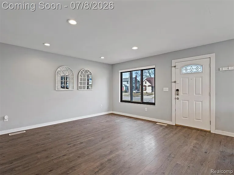 828 E 2nd St — Photo 4
