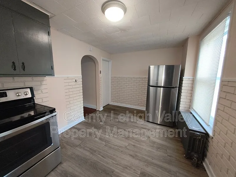 3 bed, 1.0 bath, 1612 sqft, $1,895 — Photo 3
