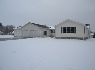 417 N Midlake Dr, North Webster, IN 46555
