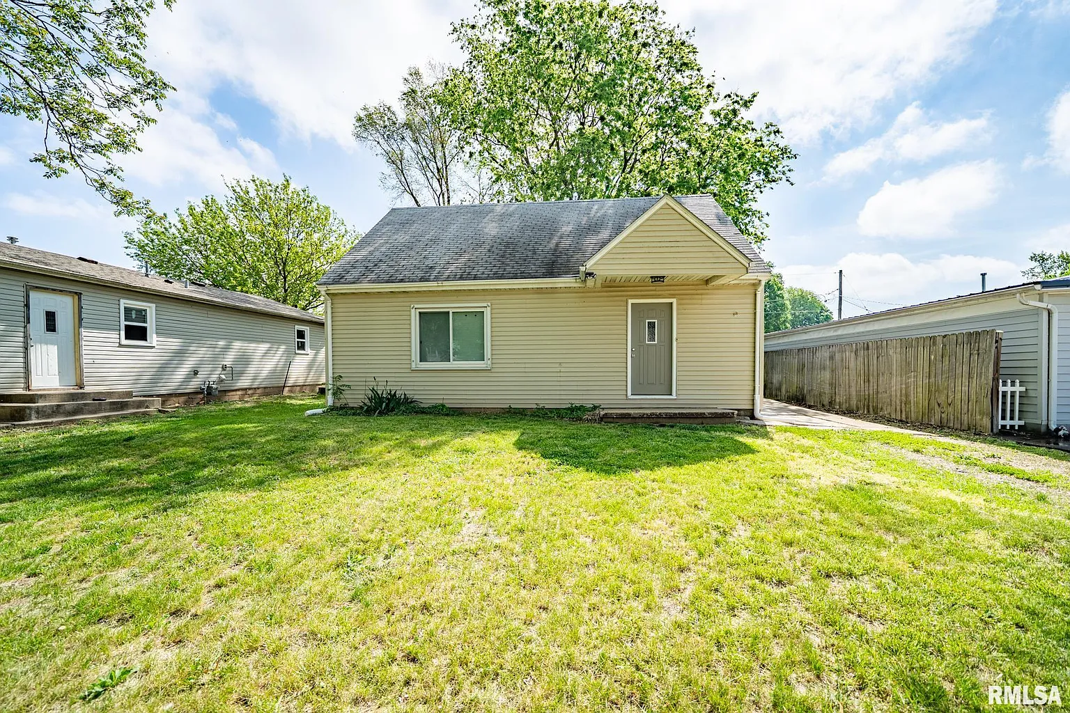304 Meyers St photo 1