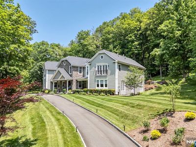 1 Tanbark Trl, Saddle River, NJ, 07458