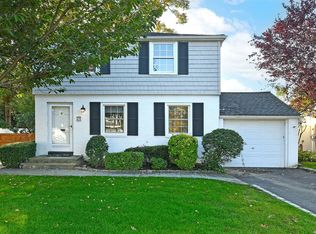 89 Crest Rd W, North Merrick, NY 11566