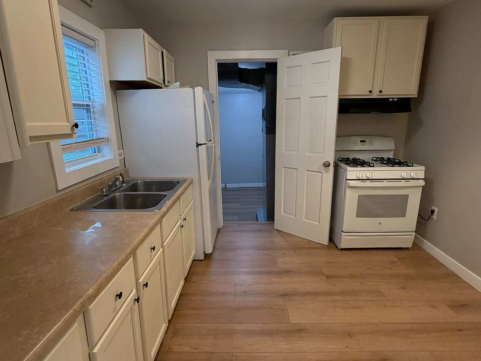 322 Bellevue Dr — Photo 2