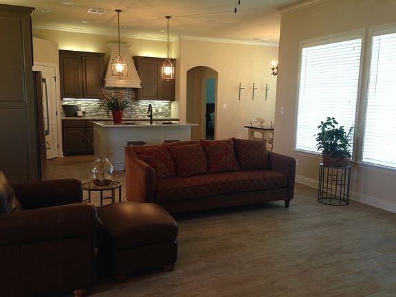 3rd image of 920 Queen Elizabeth Dr