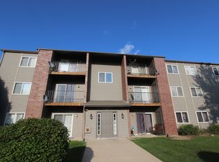 727 Elm Ln APT 206, Woodstock, IL 60098