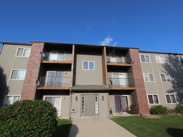 727 Elm Ln APT 206, Woodstock, IL 60098