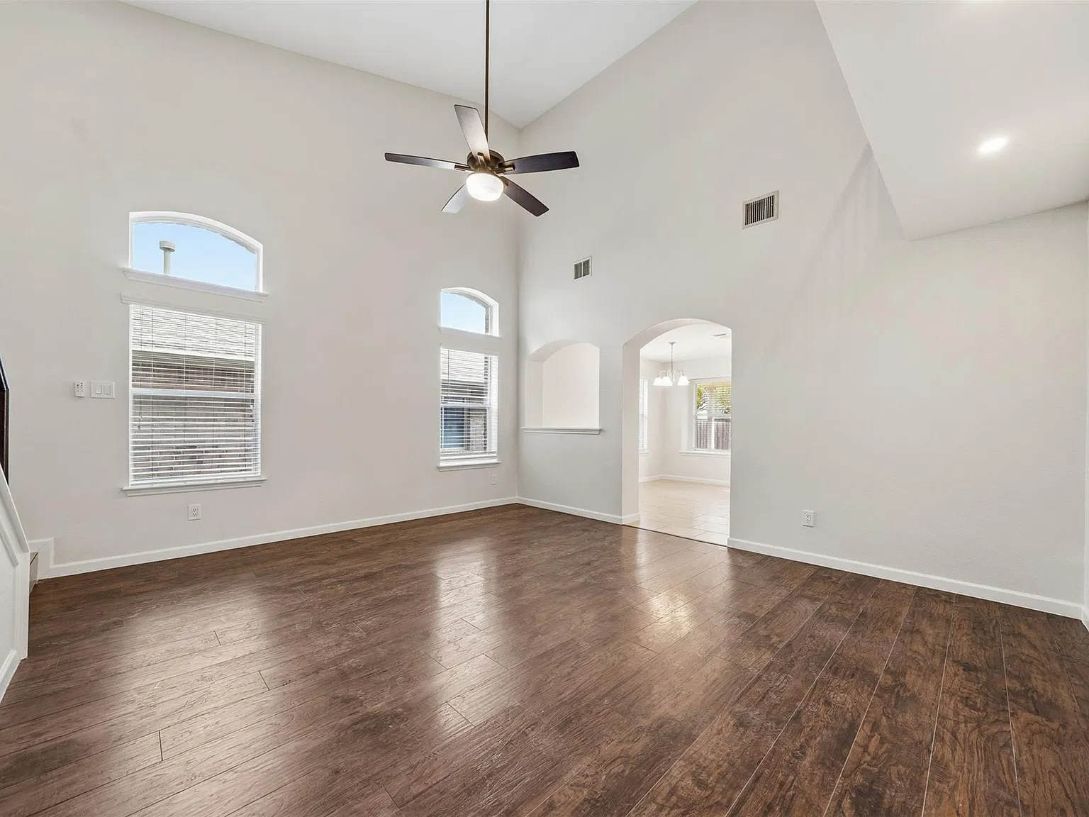 3 bed, 3.0 bath, 1909 sqft, $2,200 — Photo 3