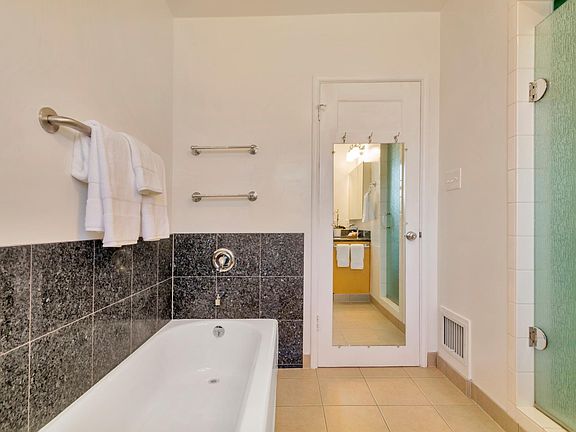 Bathroom (image courtesy of Motley Team)