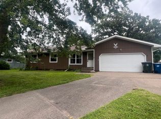 1701 Meadow Ln, Muscatine, IA 52761