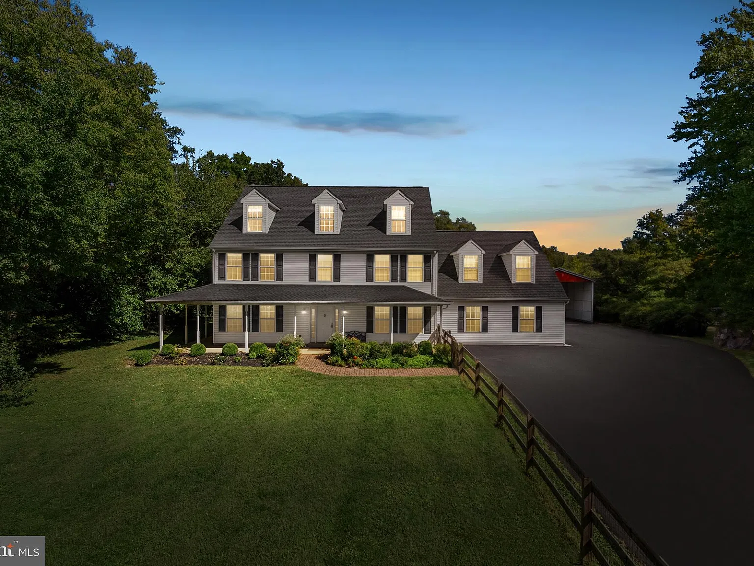 8 bed, 4.5 bath, 4910 sqft, $5,995 — Photo 4