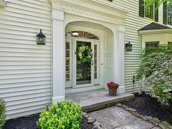 5th image of 9 Lily Pond Ln