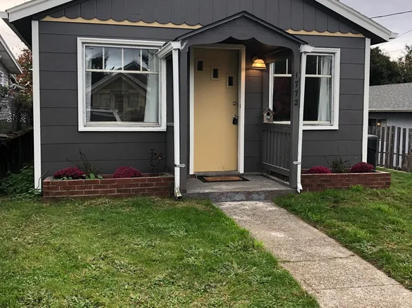 1772 McPherson St, North Bend, OR 97459