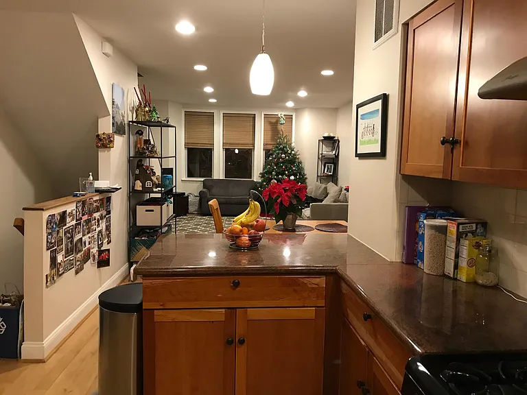 712 Bainbridge St — Photo 4