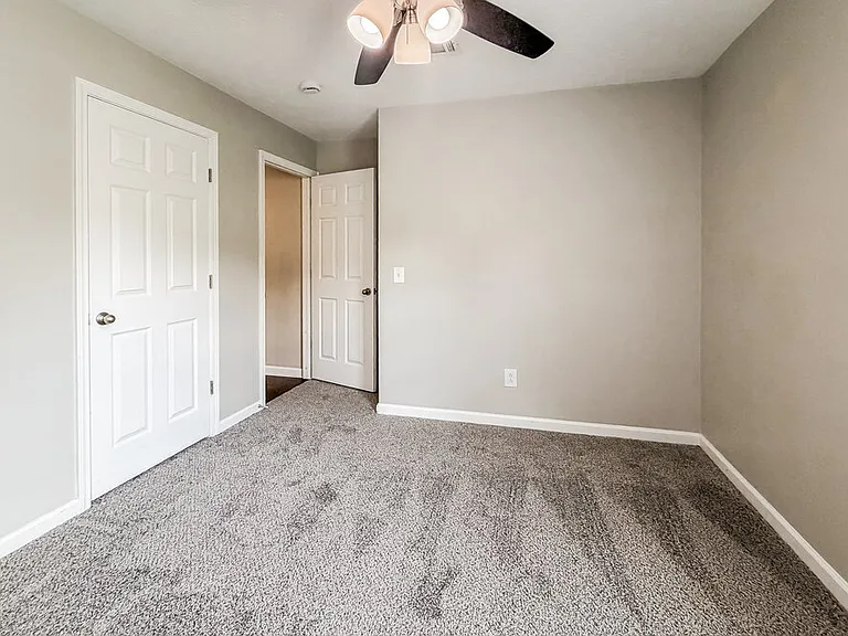 1910 Lawndale Dr — Photo 12
