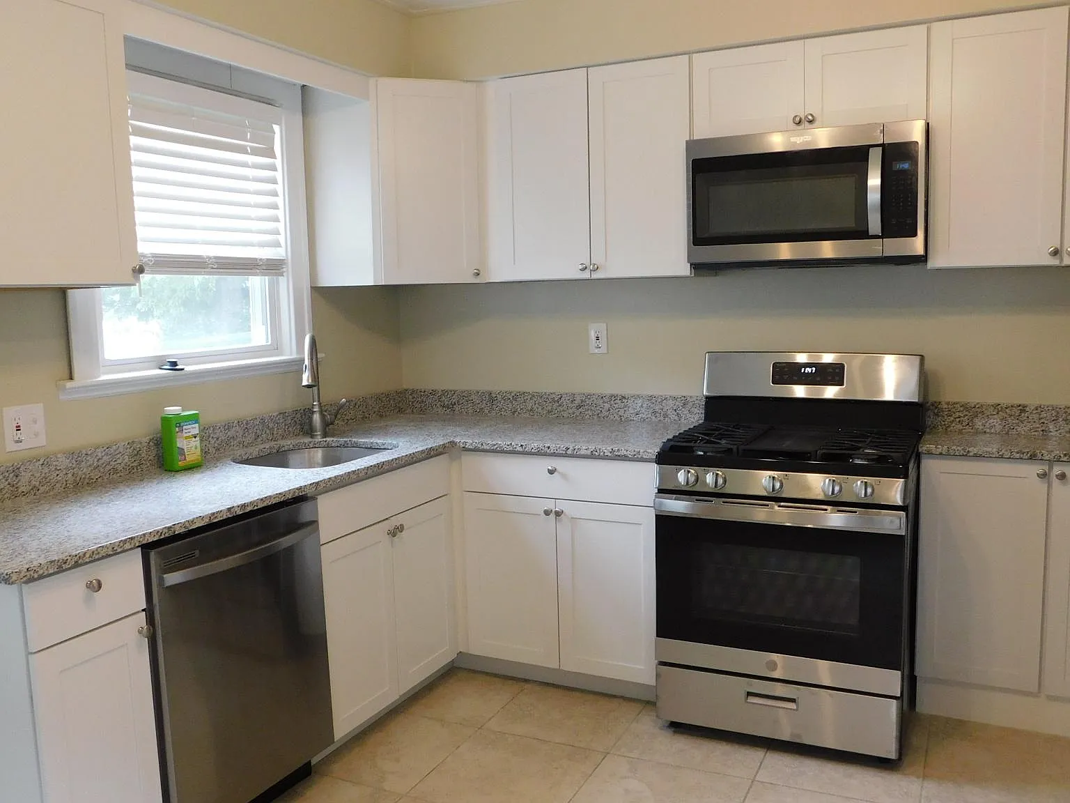 3 bed, 1176 sqft, $2,000 — Photo 4