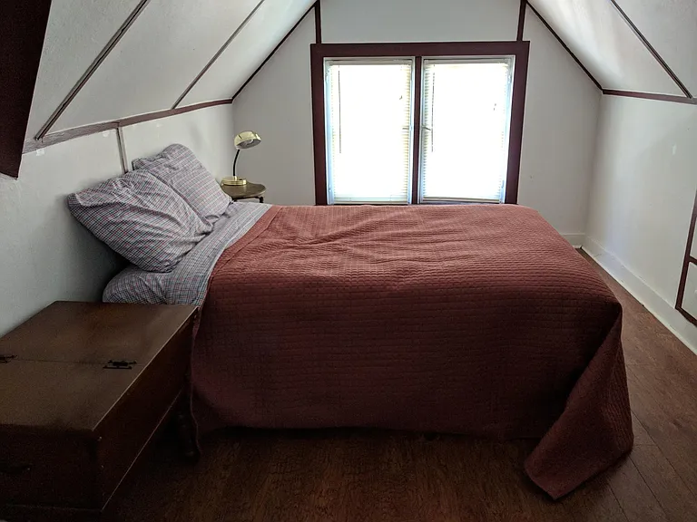 Small bedroom with full bed