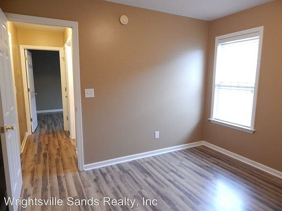 2nd image of 1109 Loman Ln