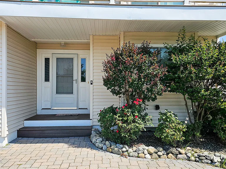 702 Newell Ave — Photo 2