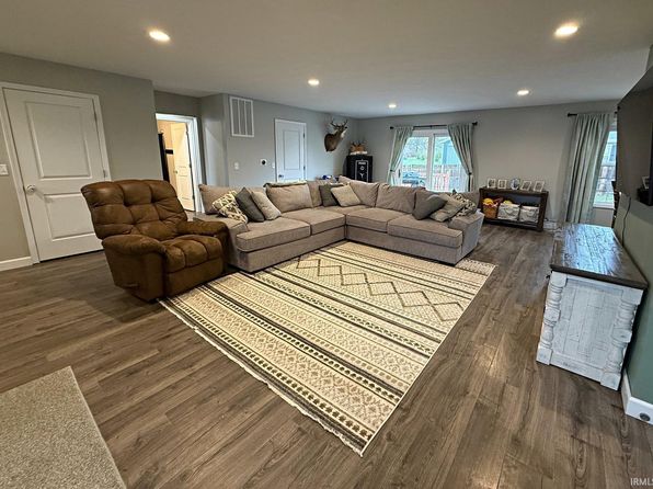 1264 W Greenbriar Drive, Washington, IN 47501