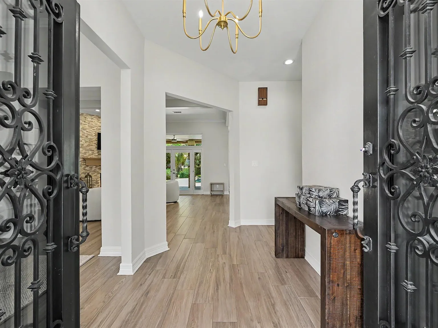 4 bed, 4.0 bath, 4049 sqft, $5,500 — Photo 4