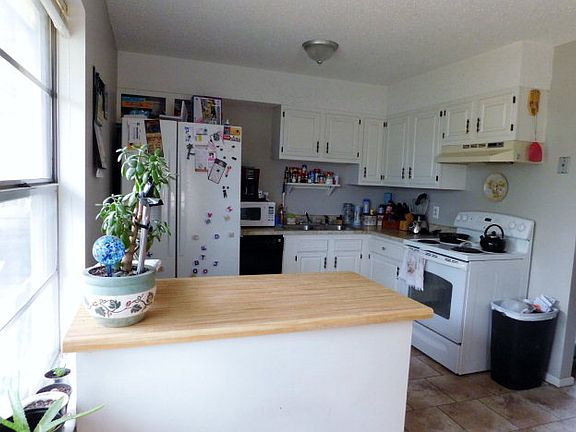 3rd image of 424 Melody Ln