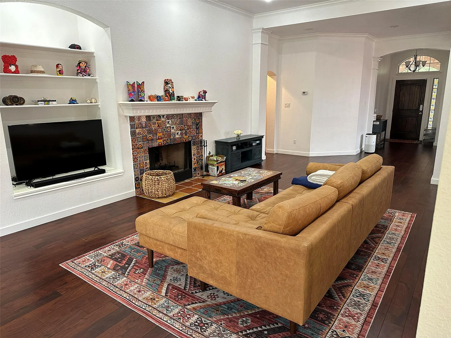 4 bed, 2.5 bath, 2590 sqft, $4,000 — Photo 2