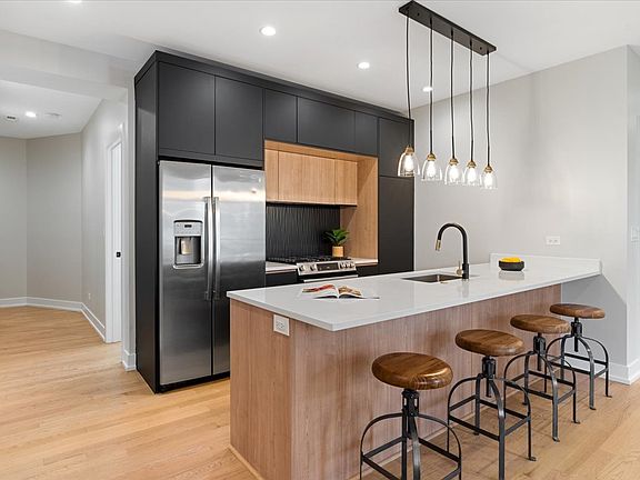 5th image of 3653 W Barry Ave #3W