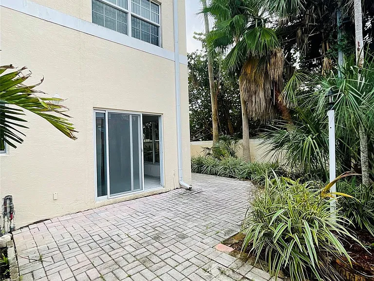 2605 Bay Dr — Photo 6