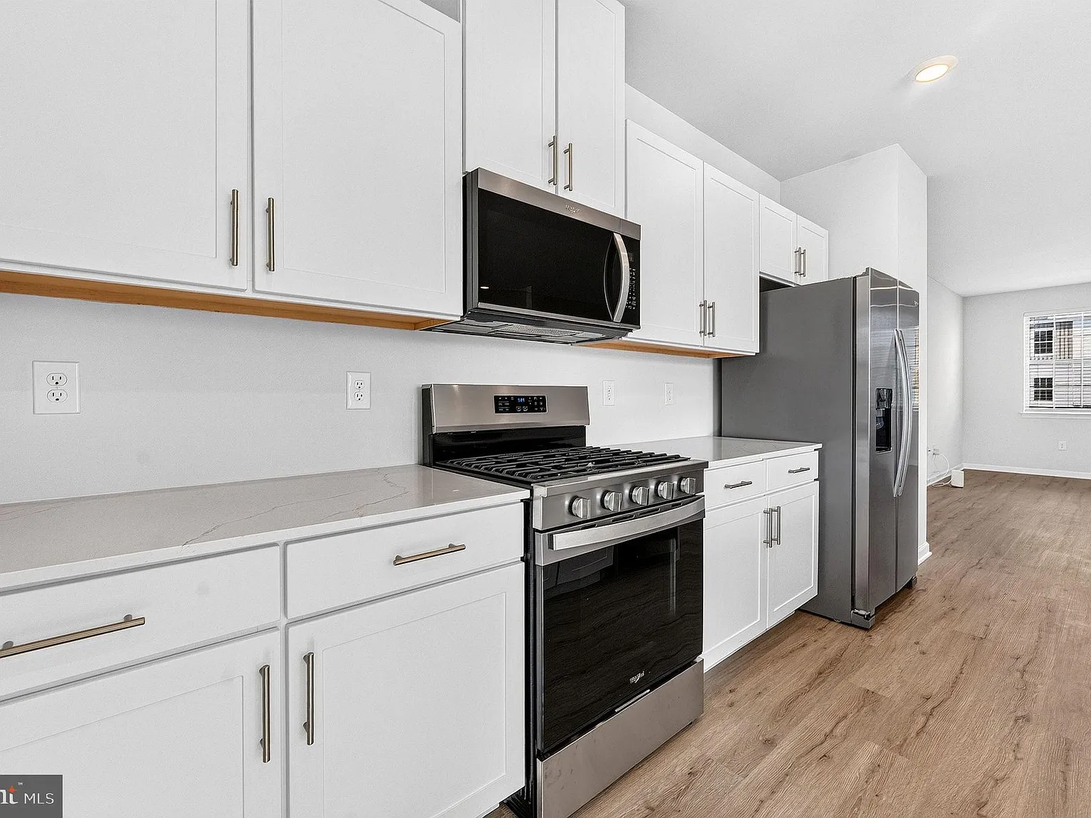 3 bed, 2.5 bath, 1962 sqft, $3,100 — Photo 4