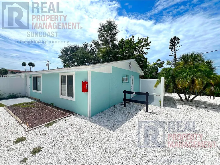 1615 Stickney Point Rd #4 — Photo 1