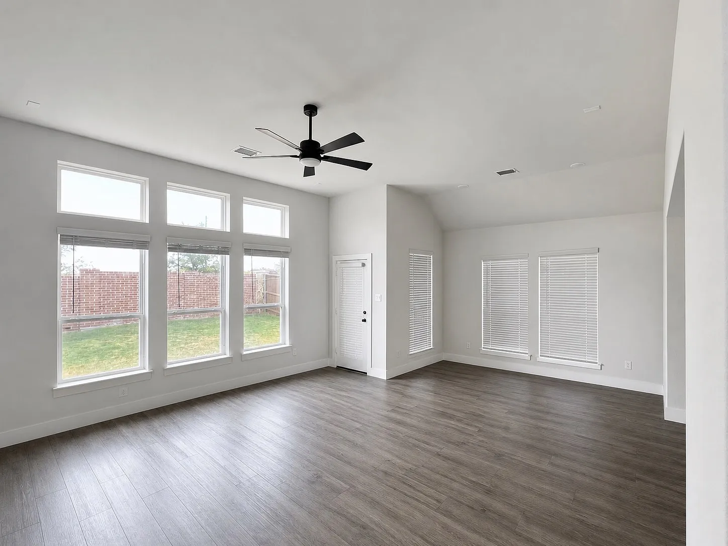 3 bed, 2.5 bath, 1930 sqft, $2,549 — Photo 3
