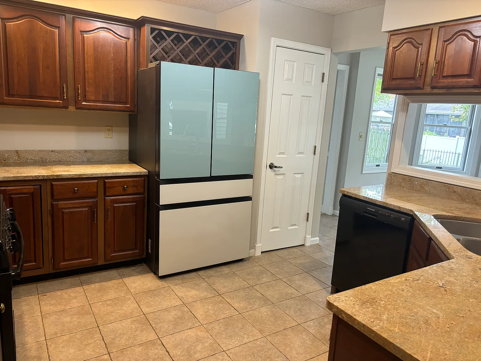 4 bed, 2.5 bath, 2884 sqft, $2,500 — Photo 3