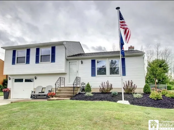 49 Crownview Ter, Hamburg, NY 14075
