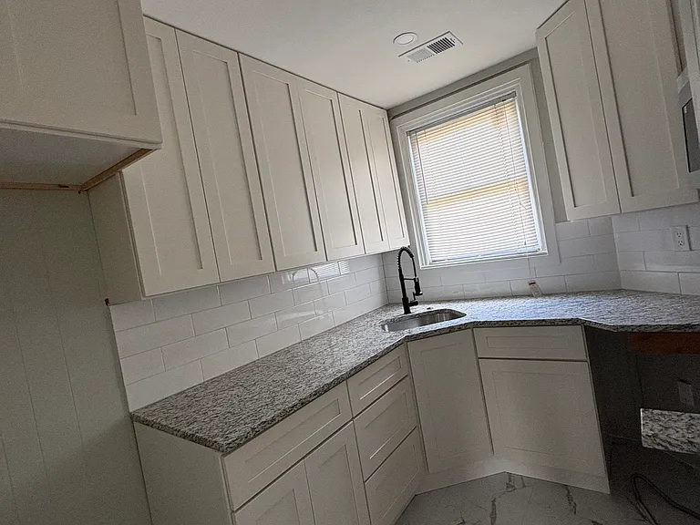 1304 Pontiac Ave — Photo 5