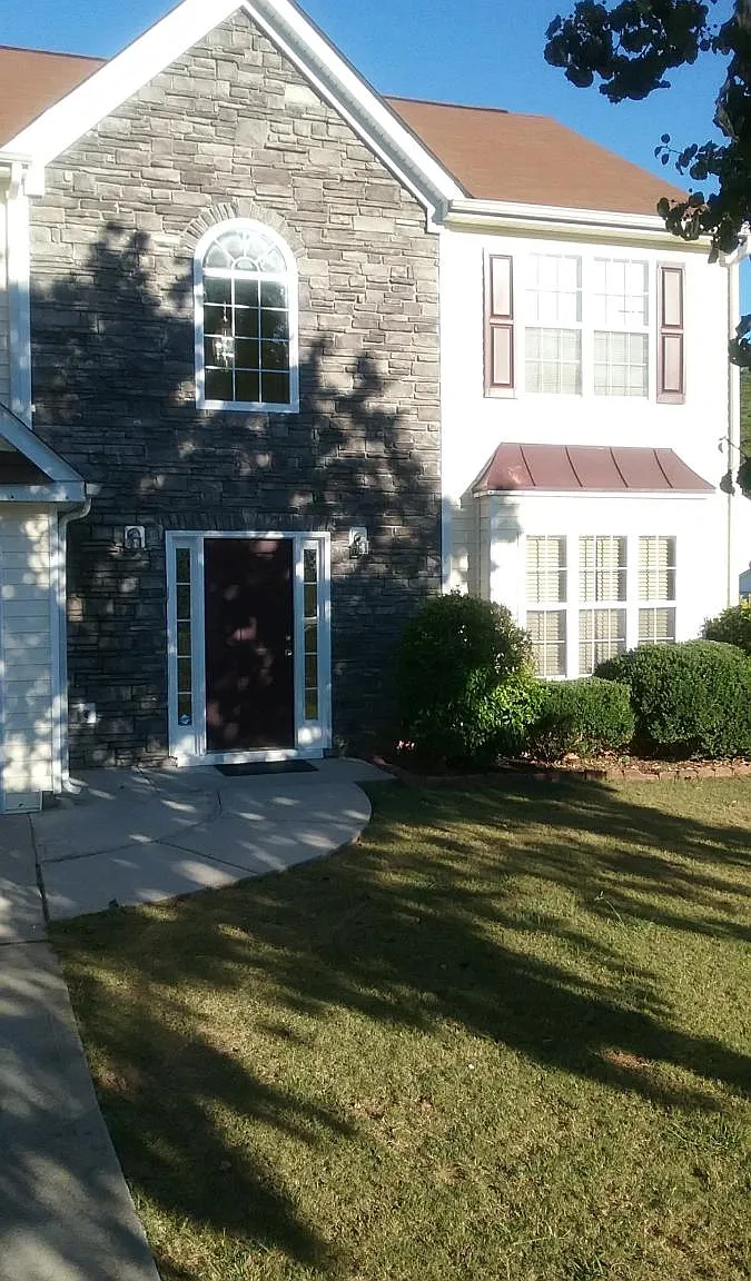 4 bed, 2.5 bath, 2052 sqft, $2,000 — Photo 2