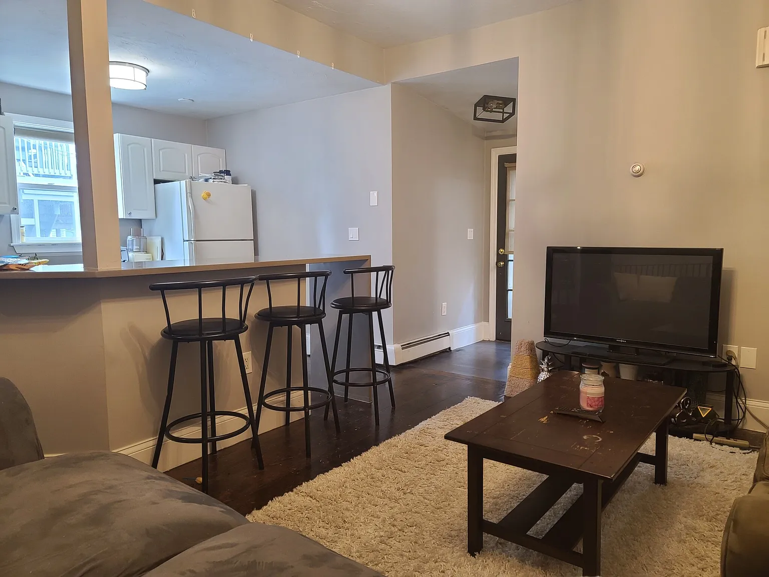 3 bed, 1.0 bath, 1200 sqft, $4,000 — Photo 2