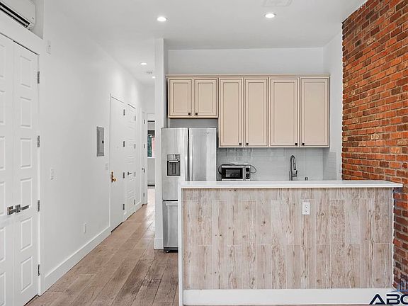 4th image of 841 Willoughby Ave #2A