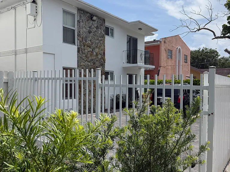 1460 SW 4th St #6 — Photo 11