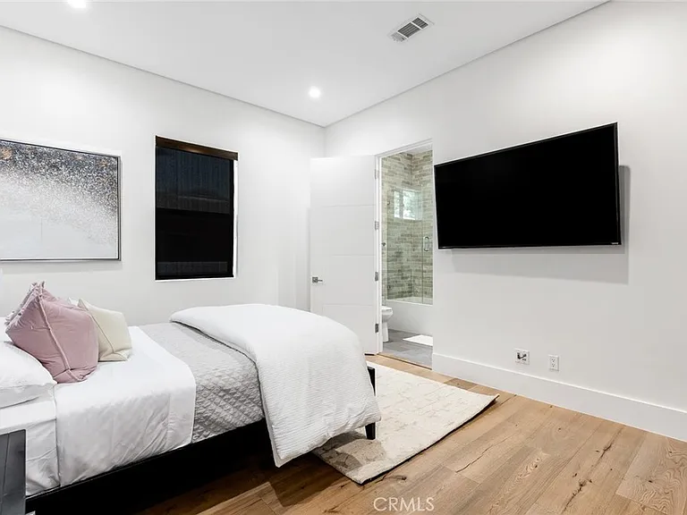 12606 Emelita St — Photo 8