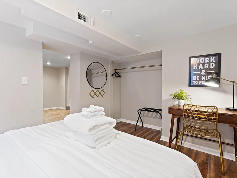 4207 N Normandie St — Photo 32