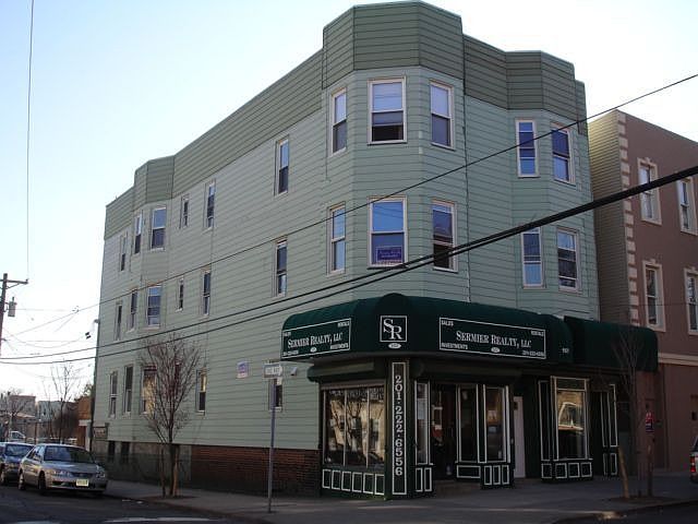 1st image of 107 Bowers St APT 2R