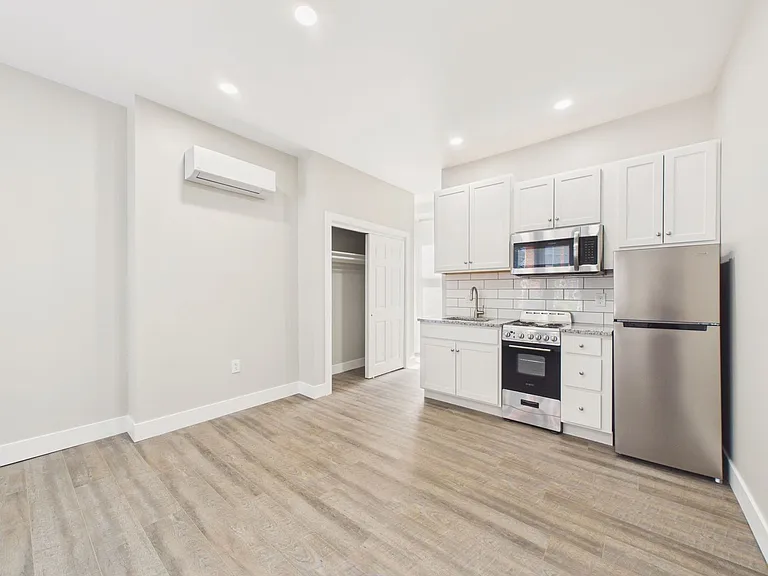 916 Green St — Photo 8