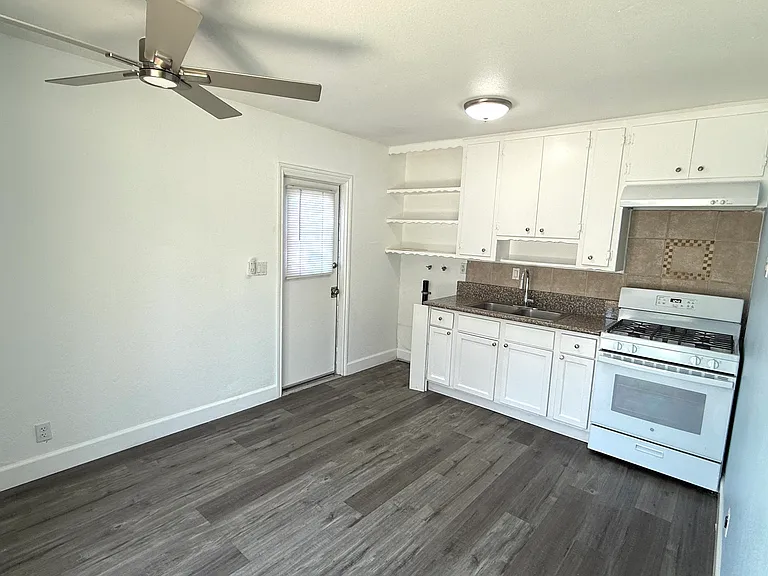 564 N Citrus St — Photo 7