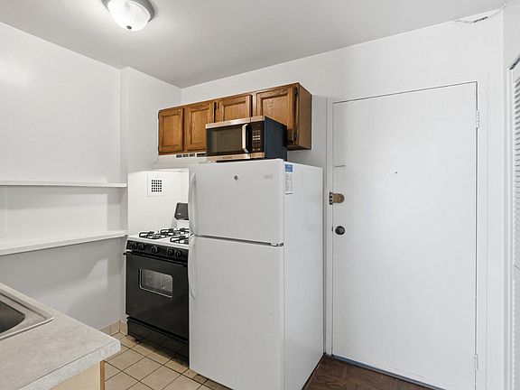 5th image of 922 24th St NW APT 418